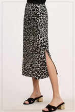 Load image into Gallery viewer, Leopard Printed Bias Cut Midi Skirt
